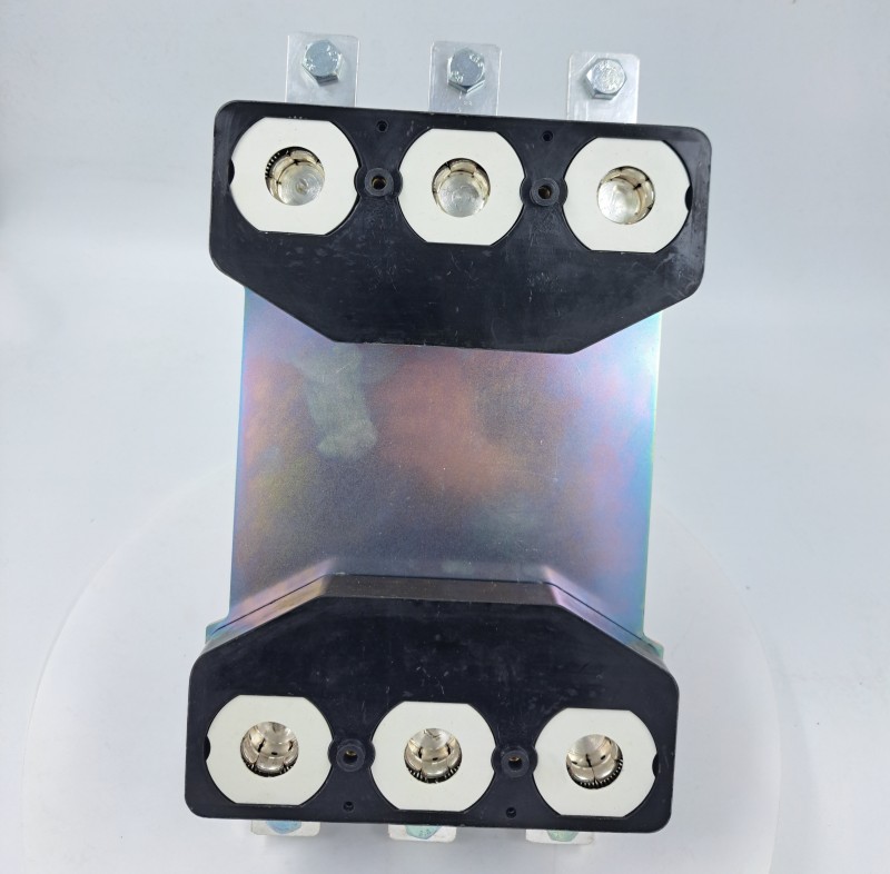 Втычное основание YCM8 800 3P с передними выводами