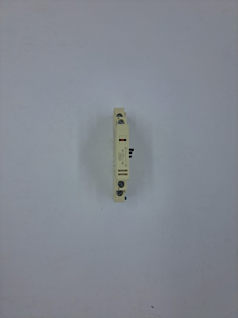 Аварийный контакт с дополнительным контактом YCP5-AD0110 (слева)