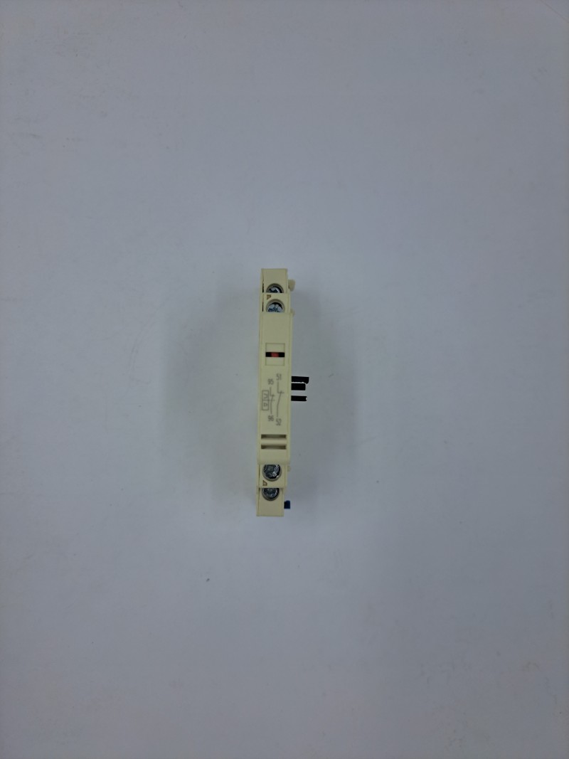 Аварийный контакт с дополнительным контактом YCP5-AD0101 (слева)