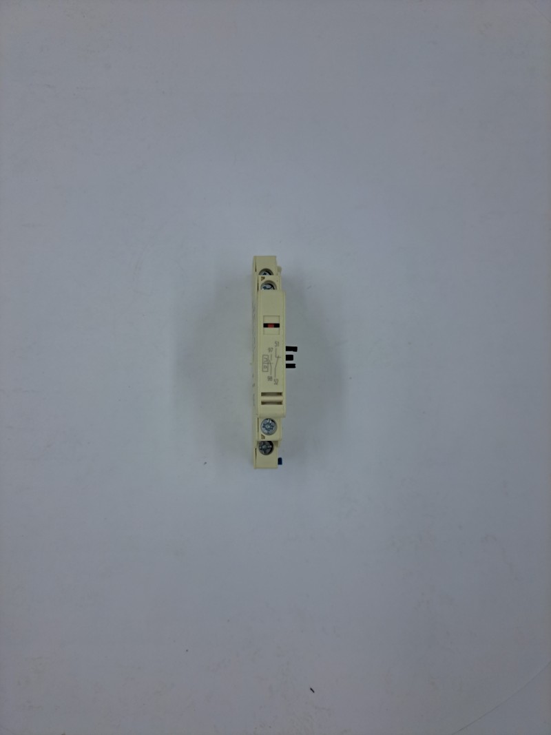 Аварийный контакт с дополнительным контактом YCP5-AD1001 (слева)